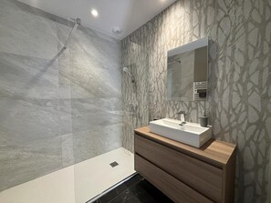 Hair dryer - Contemporary side Sioule gîte in Ébreuil, 4 pers, garden (Ébreuil)