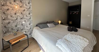 GĂźte contemporain cĂŽtĂ© Sioule Ă Ăbreuil, 4 pers, jardin