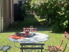Outdoor dining - Contemporary side Sioule gîte in Ébreuil, 4 pers, garden (Ébreuil)