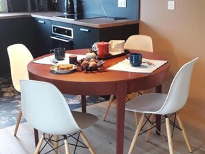 Dining - Contemporary side Sioule gîte in Ébreuil, 4 pers, garden (Ébreuil)