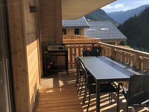 Outdoor dining - Spacious 3-room apartment, 6 people, parking and WiFi in Châtel (Châtel)