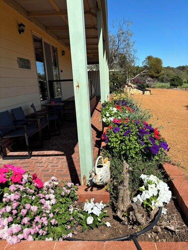 Tranquil and scenic family friendly 2 bedroom Cottage & Farm Stay near York WA