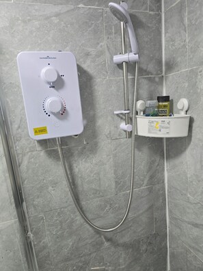 Huis | Badkamer | Een douche, een haardroger, handdoeken