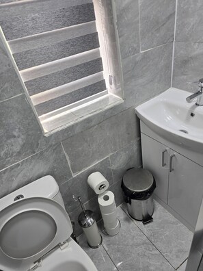House | Bathroom | Shower, hair dryer, towels - Manchester - House - Sleeps 6 - Parking - Garden (Manchester)