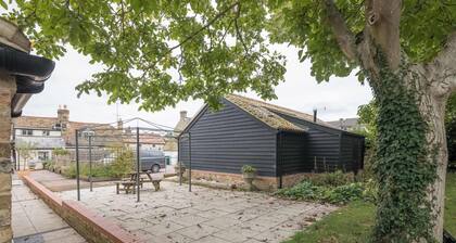 4 x Newly refurbished private access rooms with ensuites - restaurant on-site!