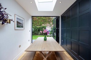 2 عدّة غرف نوم وخدمة الإنترنت