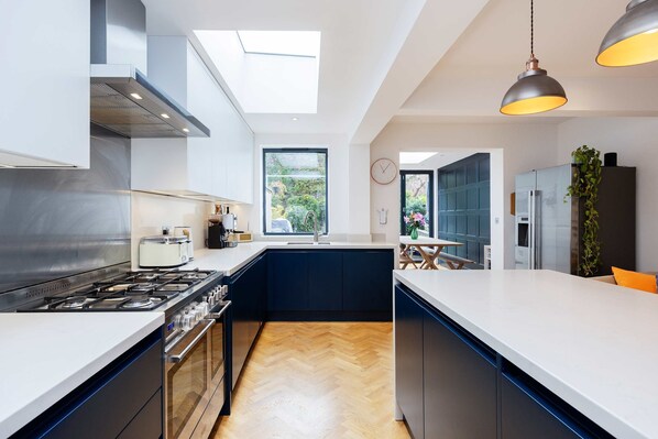 2 عدّة غرف نوم وخدمة الإنترنت