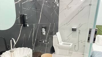 Deluxe Room | Bathroom | Shower, towels, soap