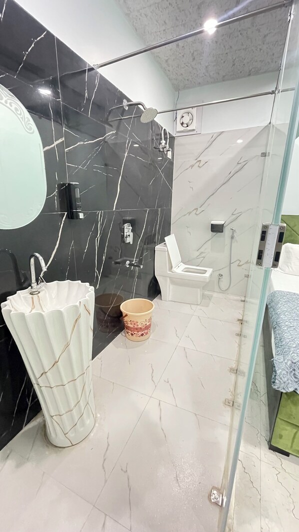 Chambre Deluxe | Salle de bain | Douche, serviettes fournies, savon