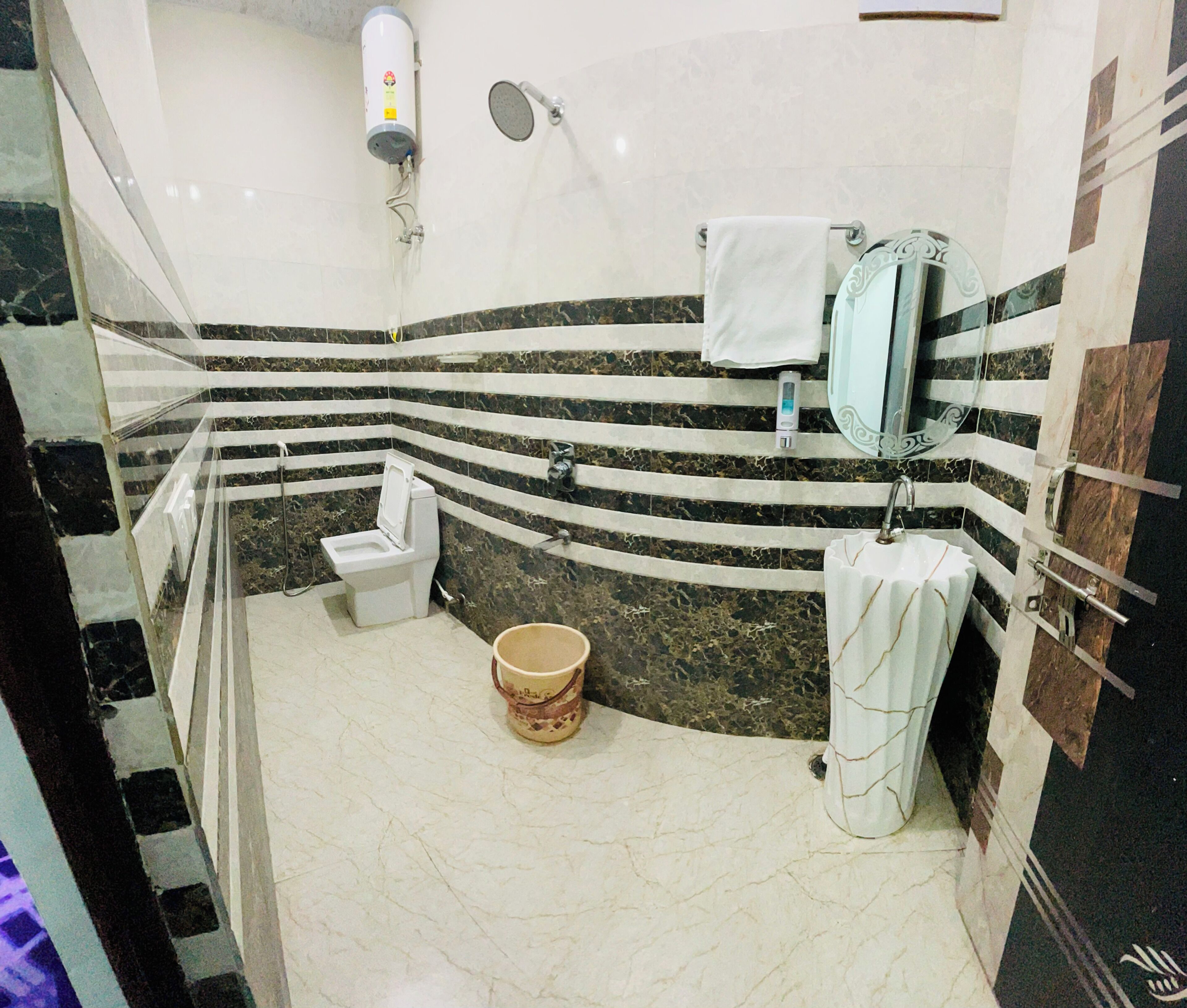 Comfort Room | Bathroom | Shower, towels, soap