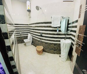 Chambre Confort | Salle de bain | Douche, serviettes fournies, savon