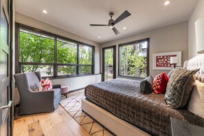 4 室のベッドルーム、デスク、アイロン / アイロン台、WiFi (無料)