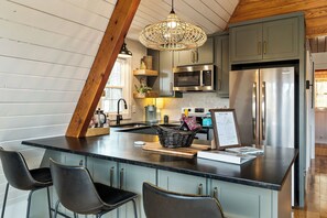 Een koelkast, een microgolfoven, een oven, een kookplaat