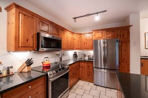 Køleskab, mikrobølgeovn, ovn, kogeplade