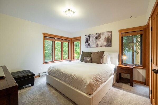 3 bedrooms, iron/ironing board, internet, bed sheets