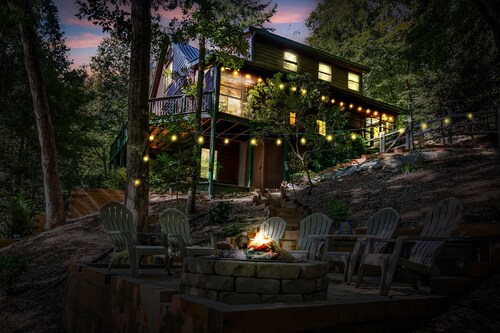 New Listing! Mtn Cabin: Fire pit, Hot tub Views