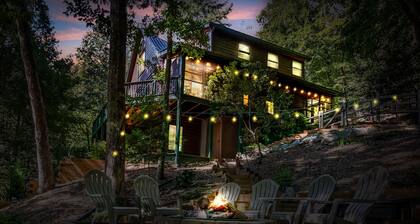 New Listing! Mtn Cabin: Fire pit, Hot tub Views