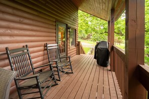 Terrace/patio - 4 BR Cabin near Banner Elk/Beech Mtn. Hot Tub, Fire Pit & Yard (Banner Elk)