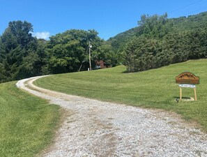 Property grounds - 4 BR Cabin near Banner Elk/Beech Mtn. Hot Tub, Fire Pit & Yard (Banner Elk)