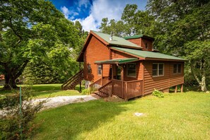 A wooden cabin with a porch, a chimney, and a staircase leading to the entrance. - 4 BR Cabin near Banner Elk/Beech Mtn. Hot Tub, Fire Pit & Yard (Banner Elk)