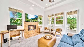 Tv, eldstad och kontor