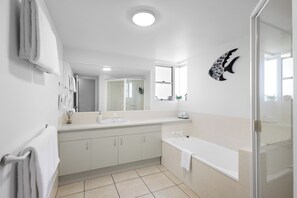Douche, séchoir à cheveux, serviettes fournies, savon