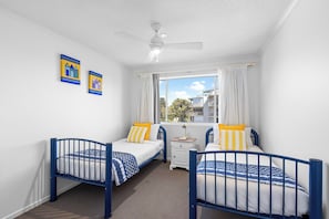 3 habitaciones, tabla de planchar con plancha, wifi y ropa de cama