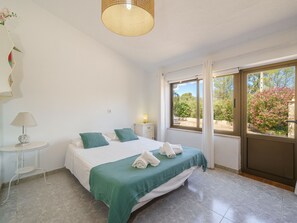 4 bedrooms, desk, internet