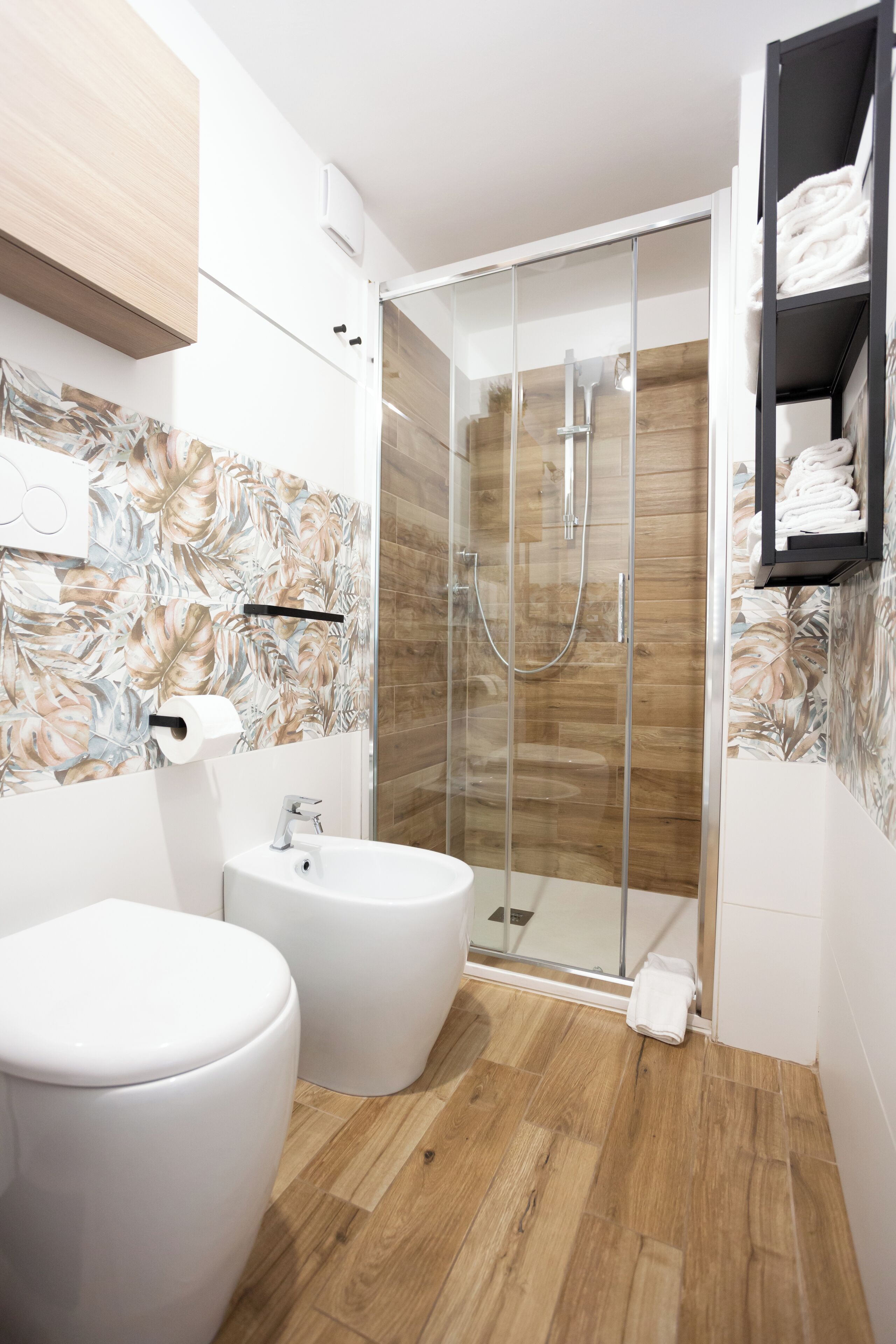 Regadera, secadora de cabello, bidet, toallas 