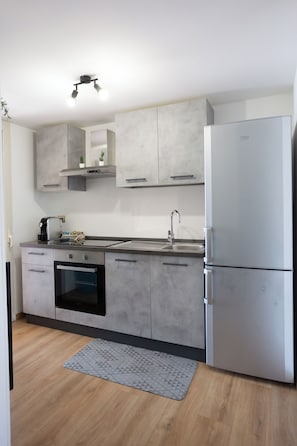 Refrigerador, microondas, horno, placa de cocina