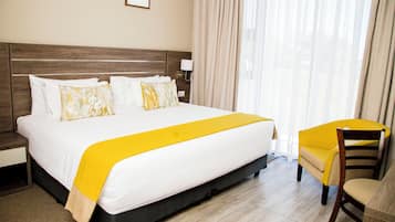 Kamar Double Standar | Minibar, brankas, meja kerja, dan ruang kerja ramah laptop