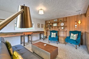 Smart TV, fireplace, stereo