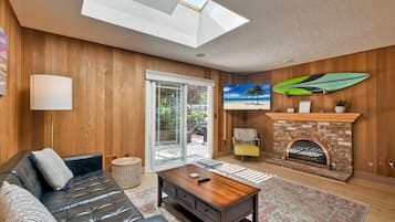 Smart TV, fireplace, stereo