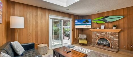 Smart-tv, een open haard en een stereo