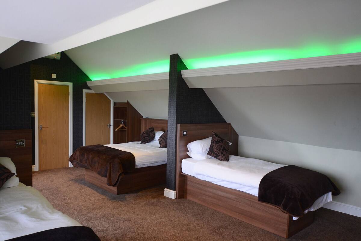 Deluxe vierpersoonskamer, en-suite badkamer | Een bureau, een strijkplank/strijkijzer, gratis wifi