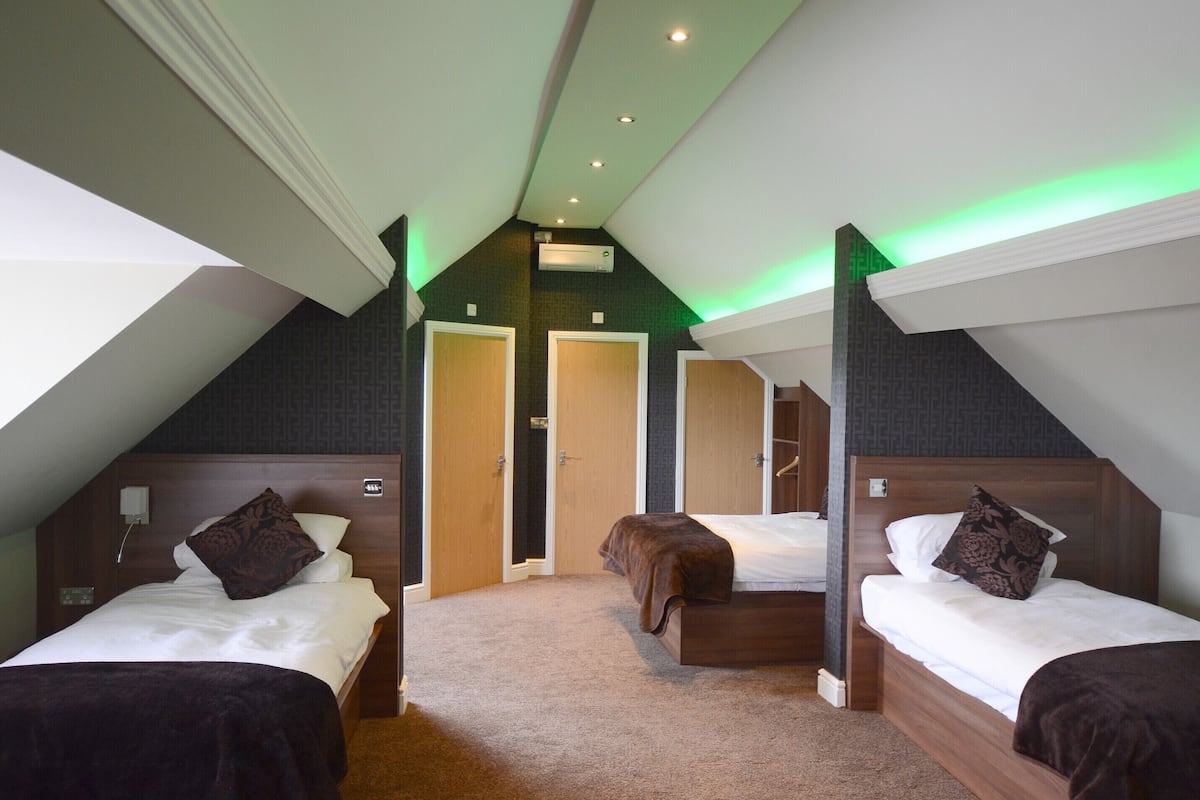 Executive suite, en-suite badkamer | 1 slaapkamer, een bureau, een strijkplank/strijkijzer, gratis wifi