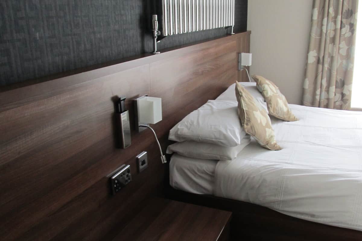 Een bureau, een strijkplank/strijkijzer, gratis wifi