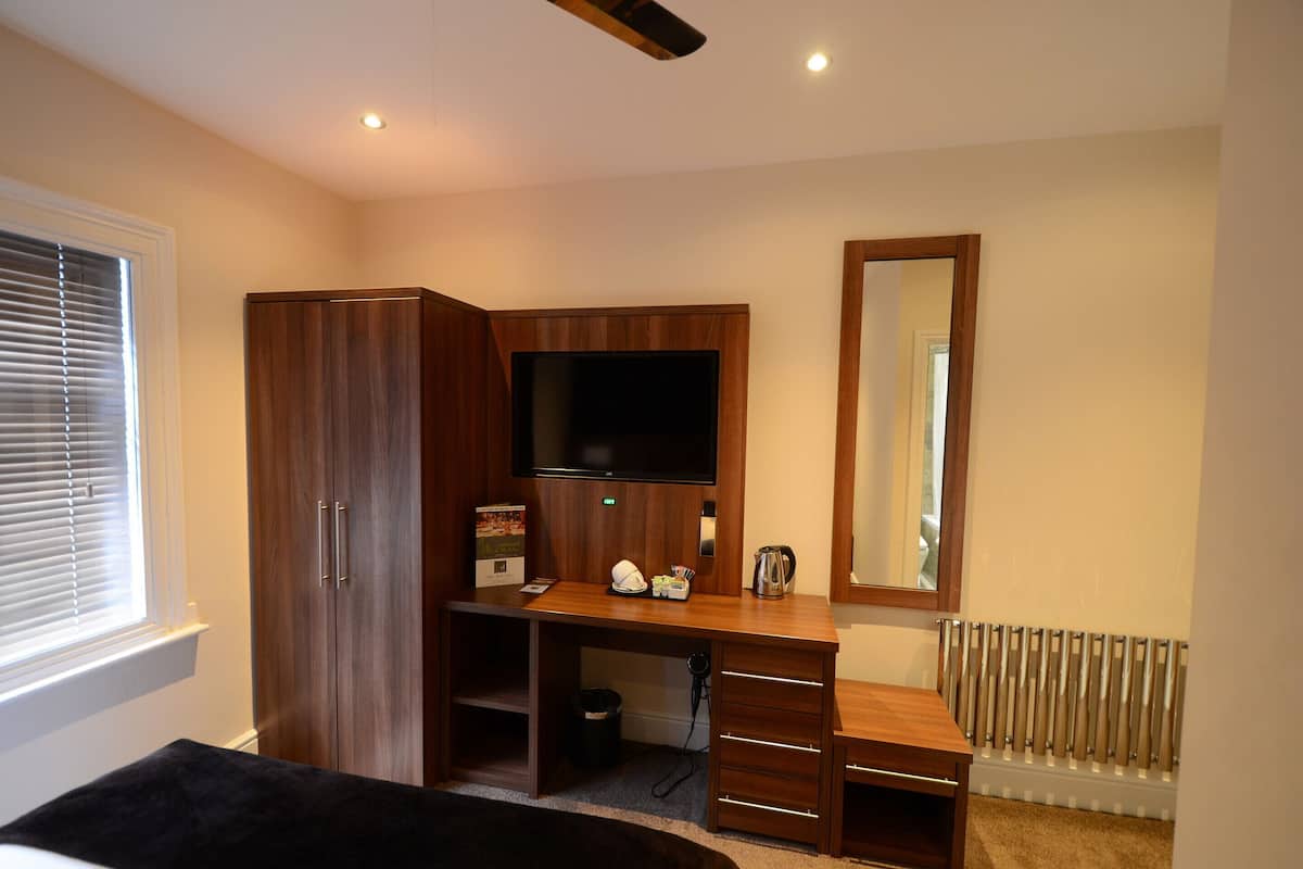 Standaard tweepersoonskamer, en-suite badkamer (.) | 1 slaapkamer, een bureau, een strijkplank/strijkijzer, gratis wifi