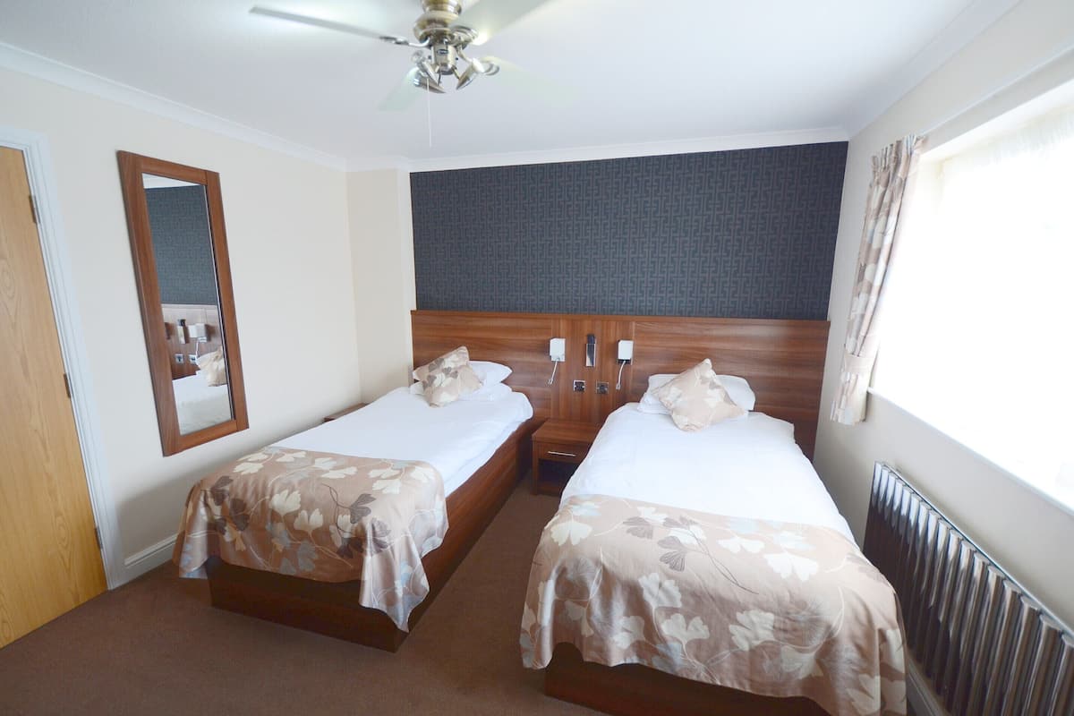 Deluxe Twin kamer, en-suite badkamer | 1 slaapkamer, een bureau, een strijkplank/strijkijzer, gratis wifi