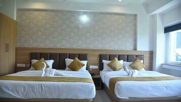 Family Room | Desk, free WiFi