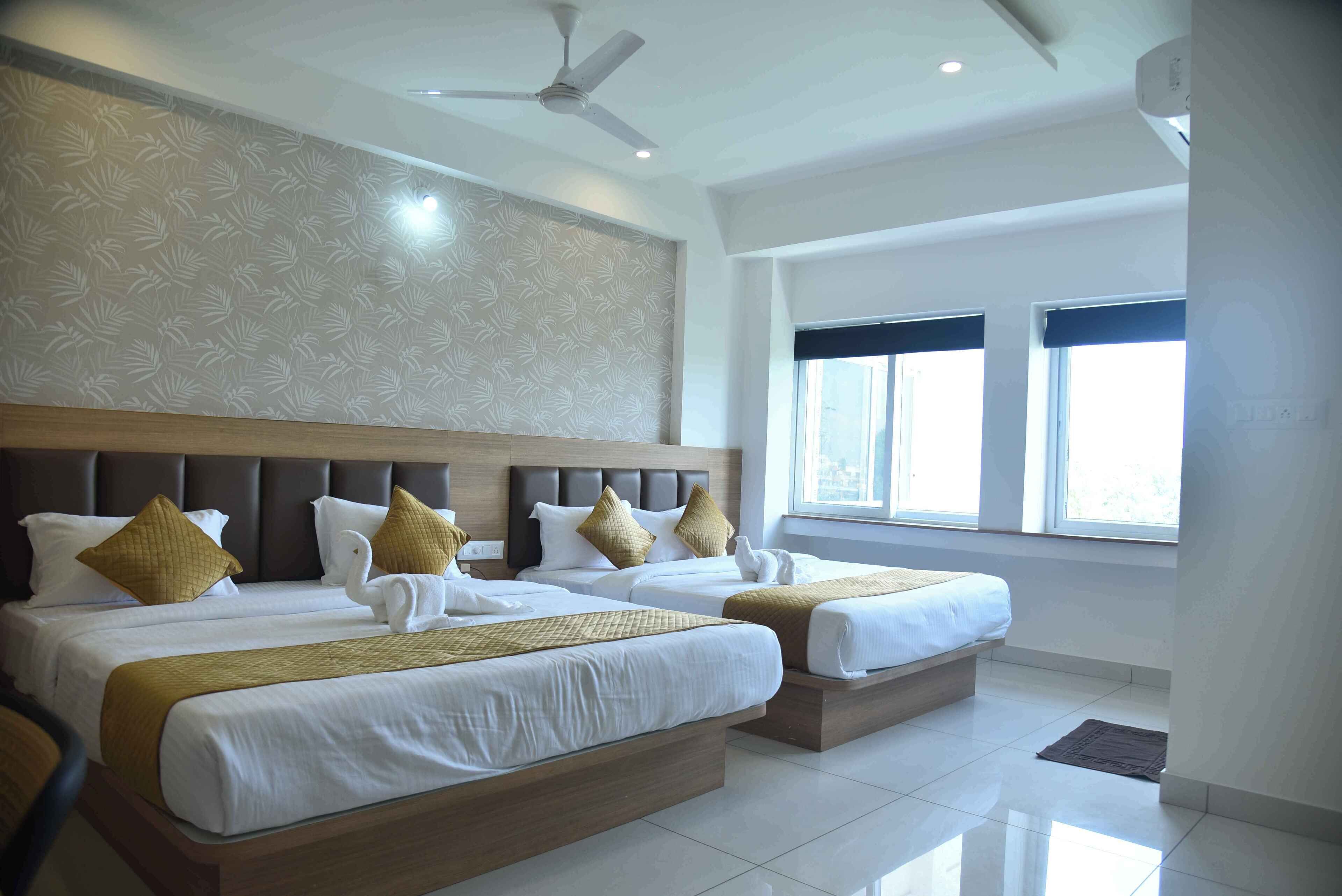 Family Room | Desk, free WiFi