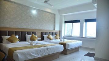Family Room | Desk, free WiFi