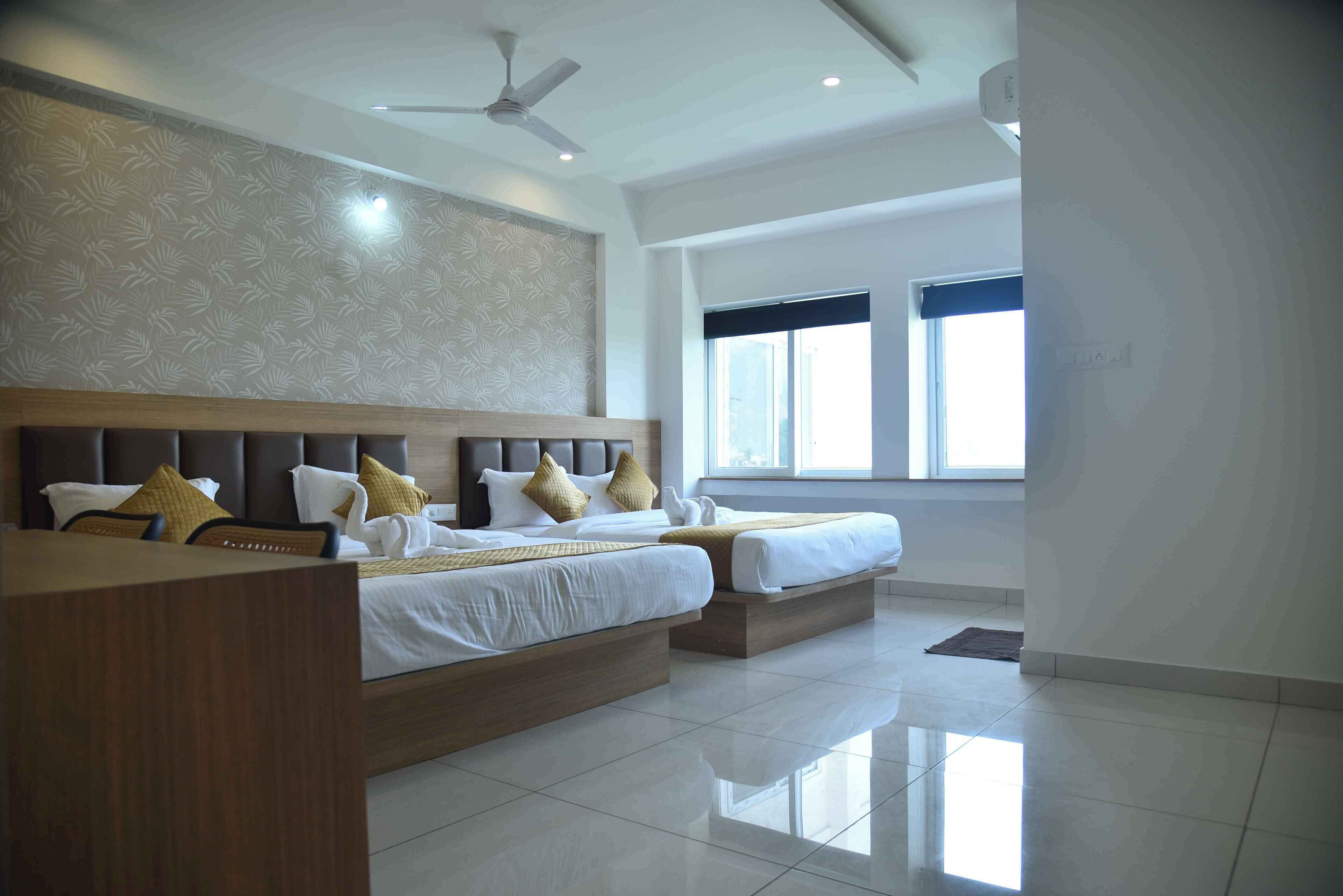 Family Room | Desk, free WiFi