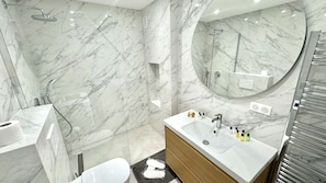 Shower, hair dryer, towels - Verdalia (Cannes)