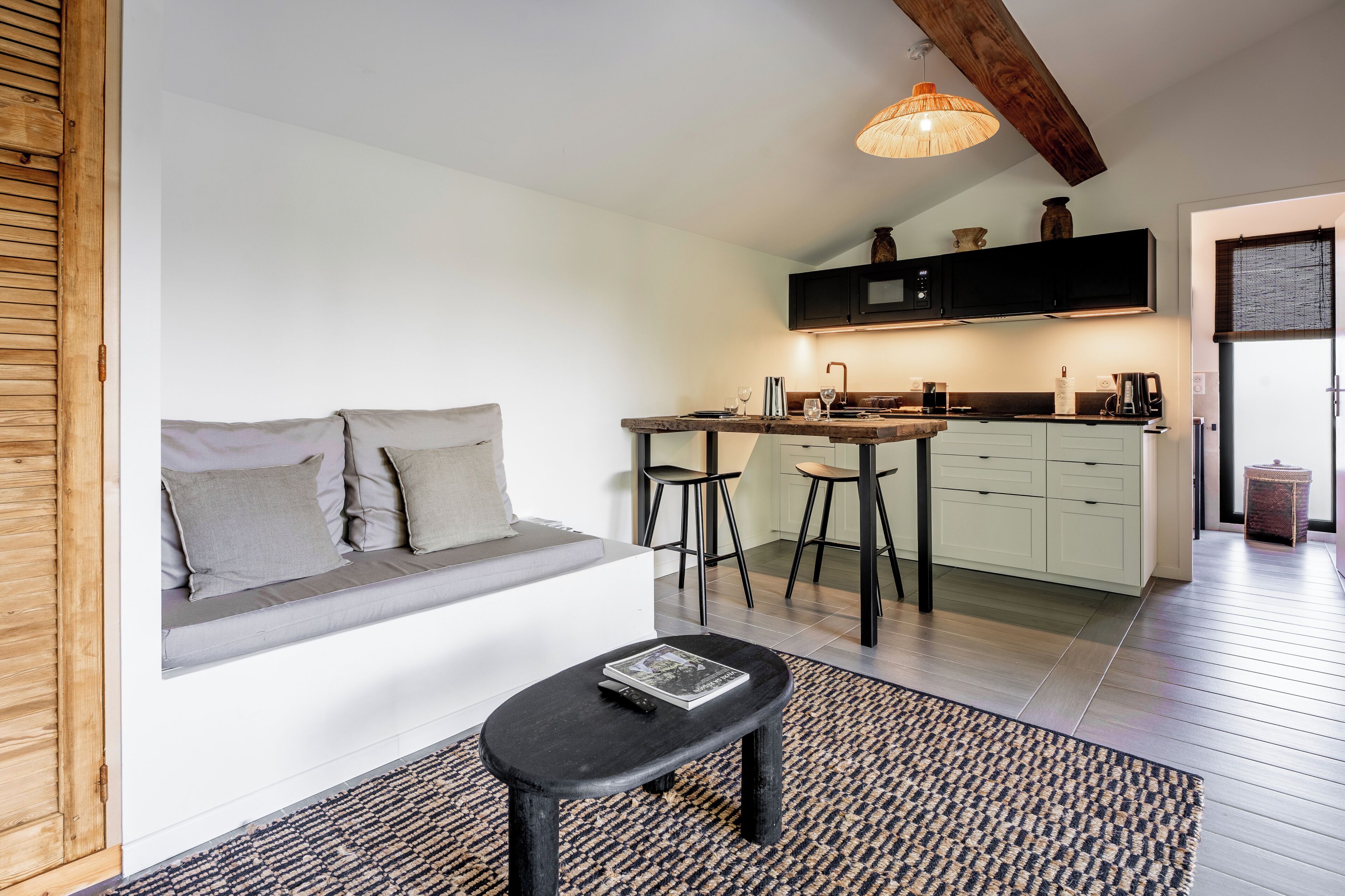 Quarto design, 1 cama Queen, vista para o jardim | Área de estar | TV de tela plana 120 cm com canais a cabo