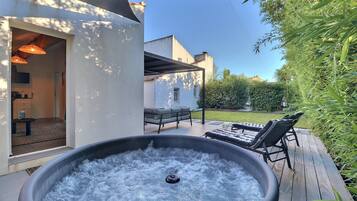 Bathtub spa outdoor