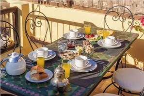 Outdoor dining - Exclusive charming riad in the heart of the medina

10 mn from Jemaa el fna  (Marrakech)
