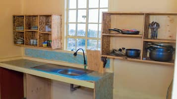 Stuga | Eget kök | Kylskåp, ugn och vattenkokare