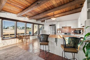 Kühlschrank, Wasserkocher mit Kaffee-/Teezubehör