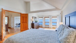 3 bedrooms, iron/ironing board, Internet, bed sheets - Hidden House - Feet from Beautiful Canandaigua Lake! (Canandaigua)